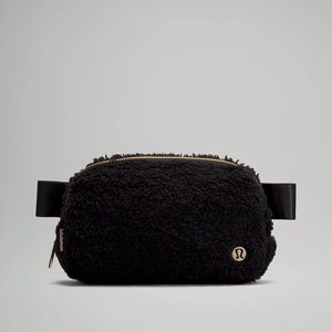 [SOLD] BRAND NEW! Lululemon Everywhere Sherpa Belt Bag - Black